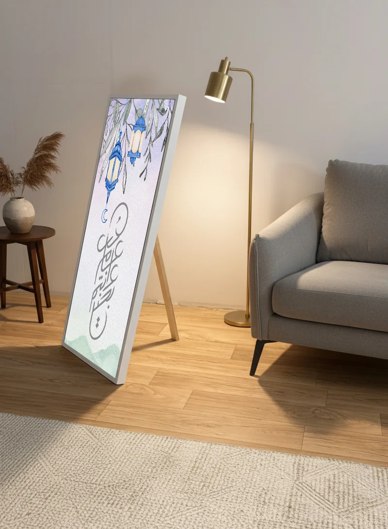 لوحة لوحة كانفاس على إطار خشبي بإطار خارجي أبيض مع حامل خلفي بتصميم كل عام وأنتم بخيرمع فوانيس رمضان